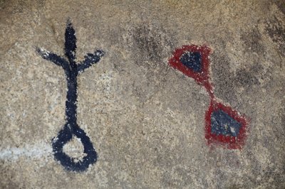 Indische Petroglyphen Nordamerikas. Gemälde in den 50er Jahren für die Dreharbeiten eines Westerns hinzugefügt. Joshua Tree Nationalpark, Kalifornien, USA. Nordamerikanische Indianerkultur von Unknown